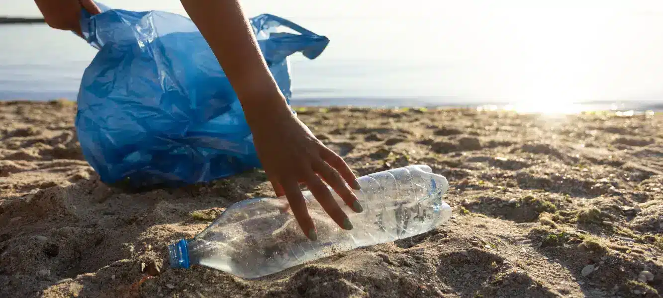 An image of a beach clean on the helping our environment blog